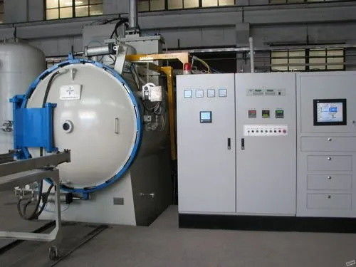 qualité  1300C Max. Temperature Vacuum Oil Quenching Furnace 380V Adjustable Voltage usine